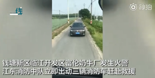 私家車倒車百米讓行，消防車順利趕赴火災(zāi)現(xiàn)場